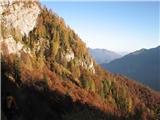 Monte Cimon - Creta di Entralais Midva proti dolino, sonce preko gozdnih planjav